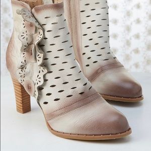 NIB L’Artiste Spring Step Cascadia Leather Booties